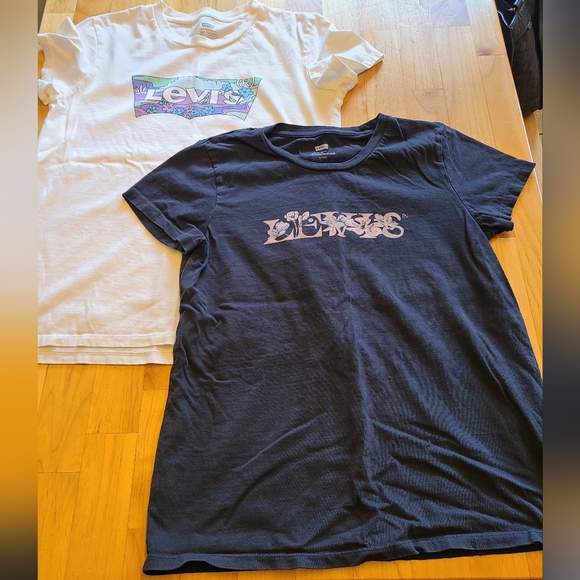 Two Levi's T-Shirts - Picture 1 of 1